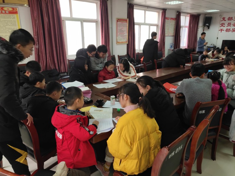 1ede80230a734788889a47fa053c8d85.jpg 给小朋友讲题.jpg