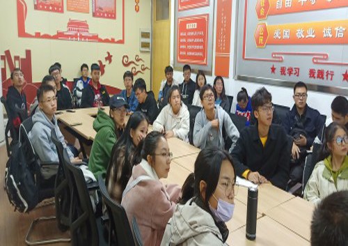 28612eb6868b4893bdaff905eadcd431.jpg 同学认真观看.jpg