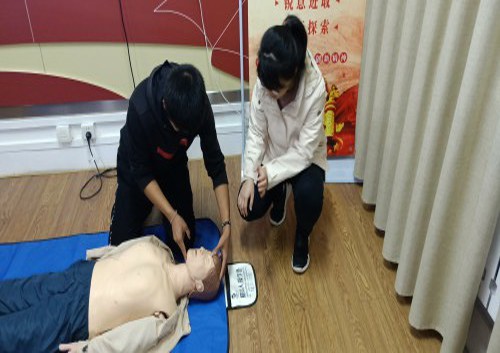 8505b63b47a545b09bbfc5c1b8c96a5b.jpg 尹医生指导员工.jpg