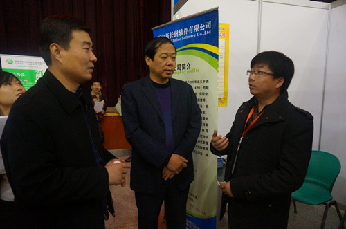 公司领导深入洽谈会现场