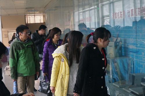 与会单位人员参观公司实验室