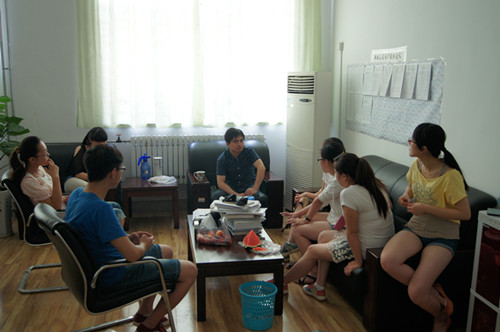 方勇教授与员工亲切交流