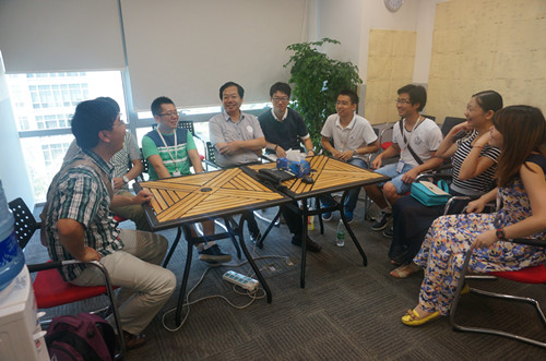 与员工亲切交流