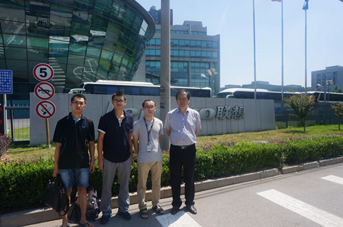 与在联想工作的员工合影