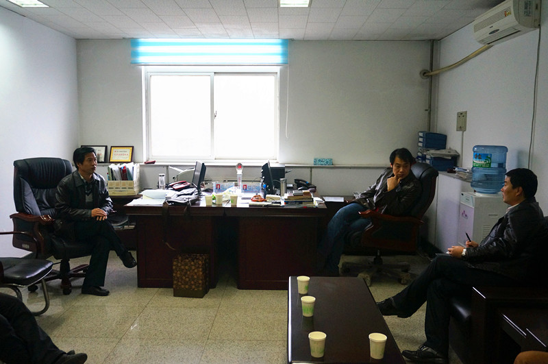 何卫军副书记与孟永亮副书记、刘振宇副经理进行座谈