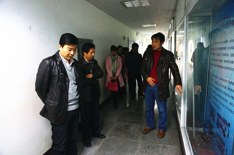 何卫军副书记参观山西农大beats365唯一官方网站员工科研竞赛成果展