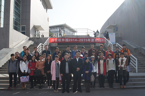 公司领导与员工合影留念