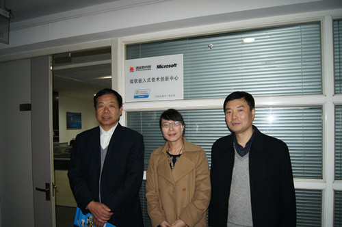 公司领导会见西安深蓝软件开发实践基地张宝萍经理并合影留念