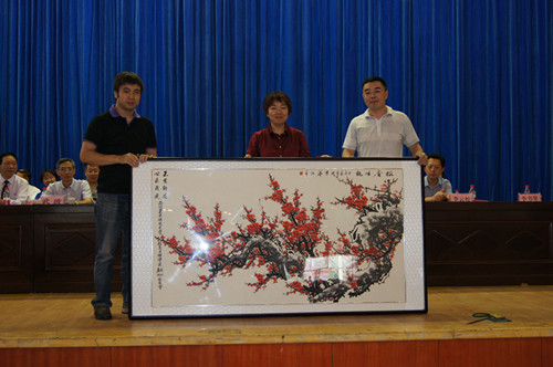 李书琴经理接受员工捐赠