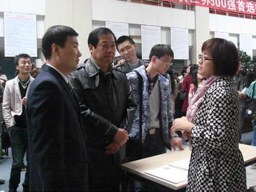公司领导深入招聘会现场