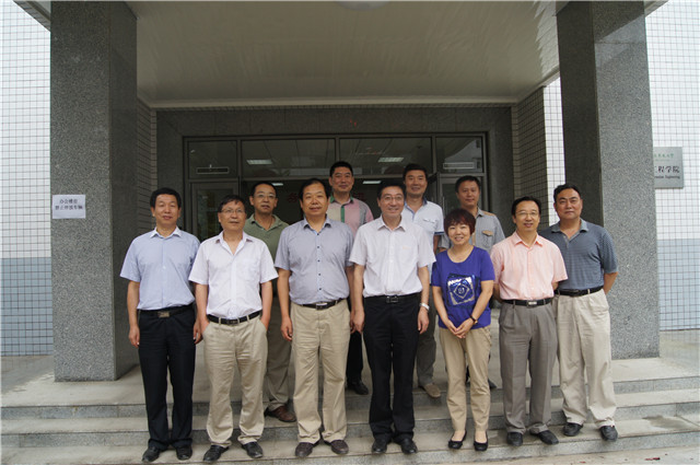 与公司领导合影