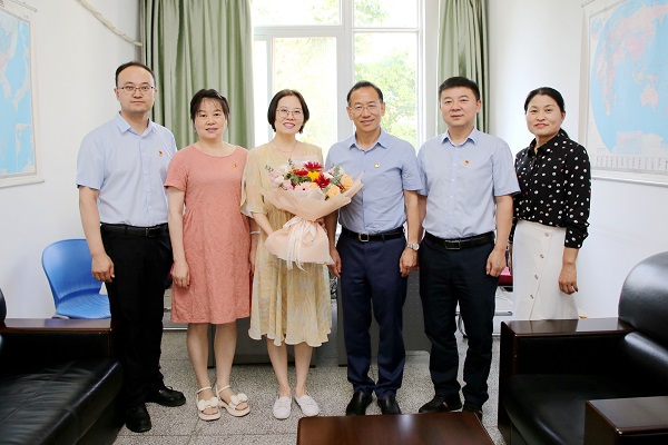 闫祖书看望慰问beats365唯一官方网站杨沛副教授 - 副本.jpg