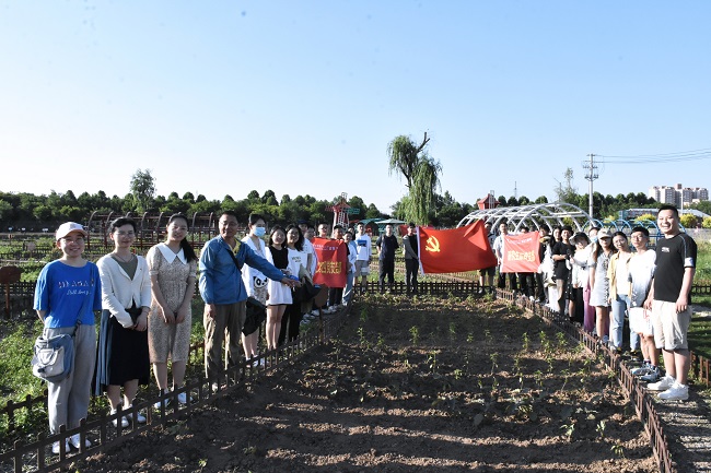 adc46dd10fd6402995496f86ed5e7dd3.jpg 参与实践劳动.JPG